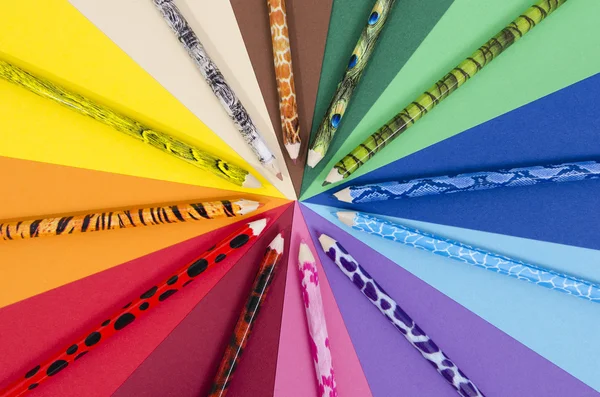 Benzersiz tasarım renkli kalemler kağıt üzerinde. — Stok fotoğraf