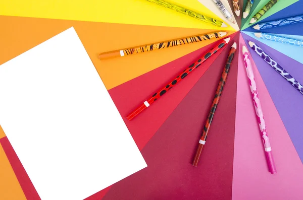 Vitt ark papper och färgpennor. — Stockfoto