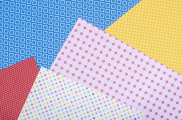 Papel artesanal a cores com desenhos diferentes . — Fotografia de Stock