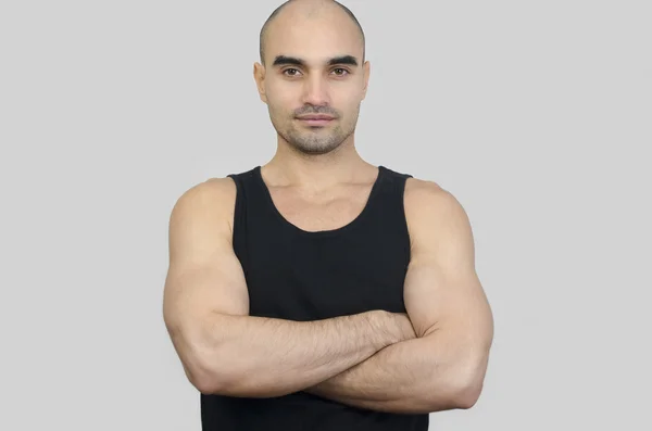 Retrato de un hombre musculoso. Hombre calvo guapo con los brazos cruzados . —  Fotos de Stock