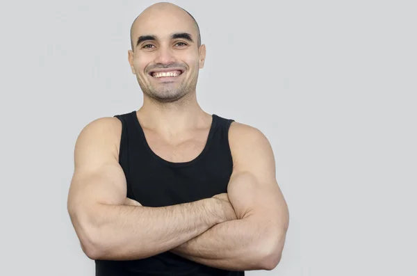 Porträt eines muskulösen Mannes, der lächelt. schöner glatzköpfiger Mann mit verschränkten Armen. — Stockfoto