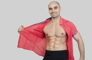 Adam abs gösteren gülümseyen. 