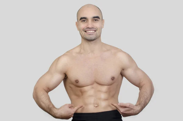 Uomo sorridente mostrando abs . — Foto Stock