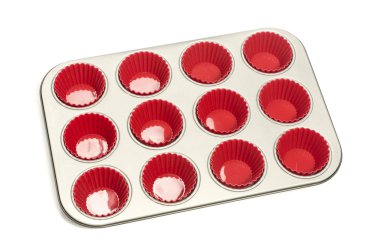 Kırmızı silikon gömlekleri ile cupcake tepsisi.
