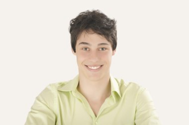 gülümseyen bir adam portresi.