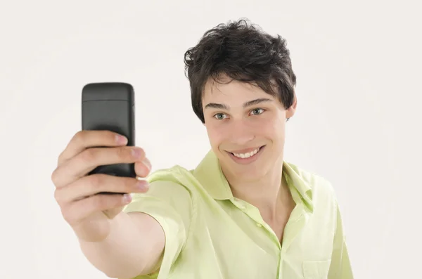 Gelukkig jonge man het nemen van een foto van de selfie met zijn slimme telefoon. — Stock Fotó