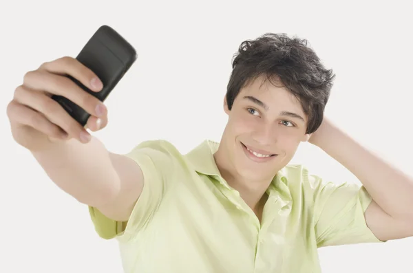 Mutlu genç adam akıllı telefonu ile selfie fotoğraf çekme. — Stok fotoğraf