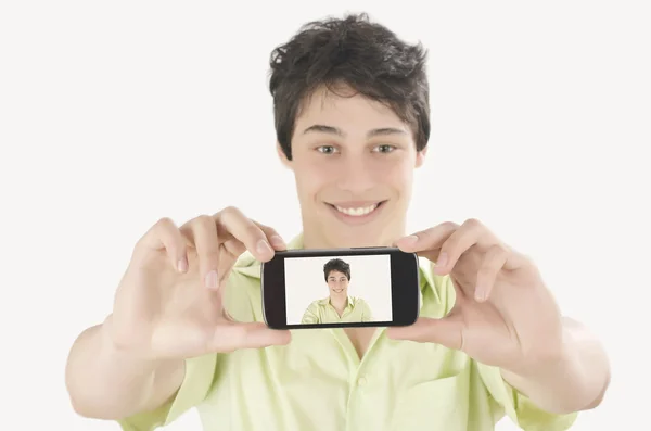 Glad ung man med ett selfie foto med sin smarta telefonen. — Stockfoto