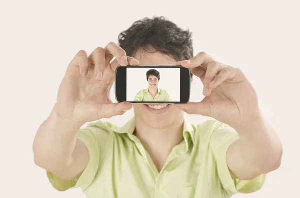 Šťastný mladý muž s selfie foto s jeho chytrý telefon. — Stock fotografie