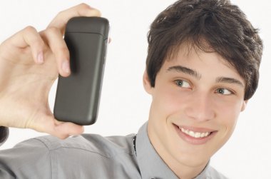 mutlu işadamı ile onun akıllı telefon selfie fotoğraf çekme. 