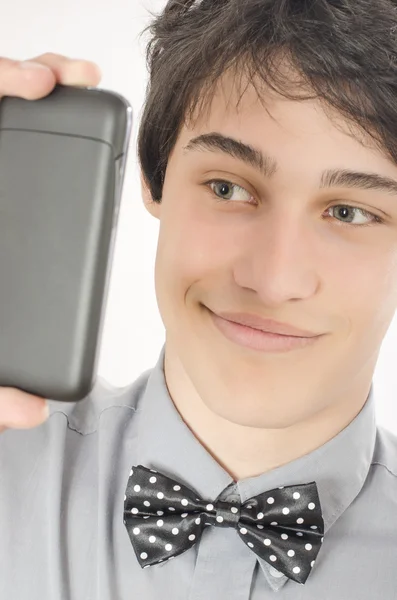 Verwaande zakenman nemen van een foto van de selfie met zijn slimme telefoon. — Stockfoto