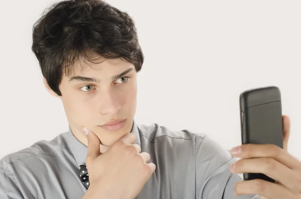 Gelukkig zakenman nemen van een foto van de selfie met zijn slimme telefoon. — Stockfoto