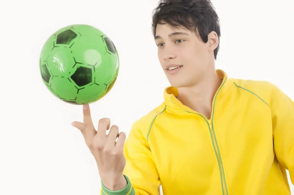 Jeune homme jouant avec un ballon de football . — Photo