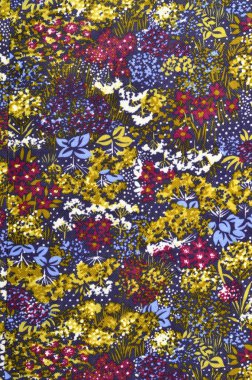 Sonbahar çiçek desenli kumaş üzerine.