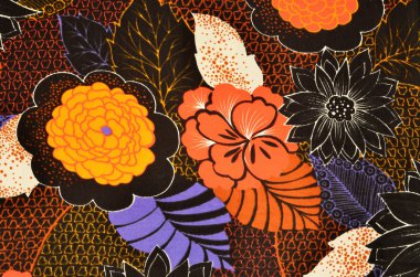 Turuncu Çiçek desenli kumaş üzerine.