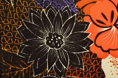 Siyah çiçek desenli kumaş üzerine.