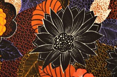 Siyah çiçek desenli kumaş üzerine.