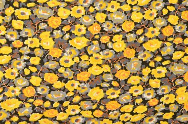 Küçük çiçek desenli siyah kumaş üzerine.