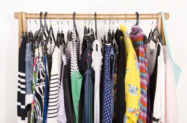 De cerca en ropa colorida en perchas en una tienda . — Foto de Stock