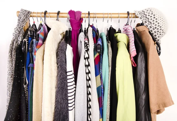 Cerca de la ropa otoñal invernal en las perchas en la tienda . — Foto de Stock