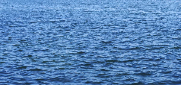 Primer plano en la superficie del agua . — Foto de Stock