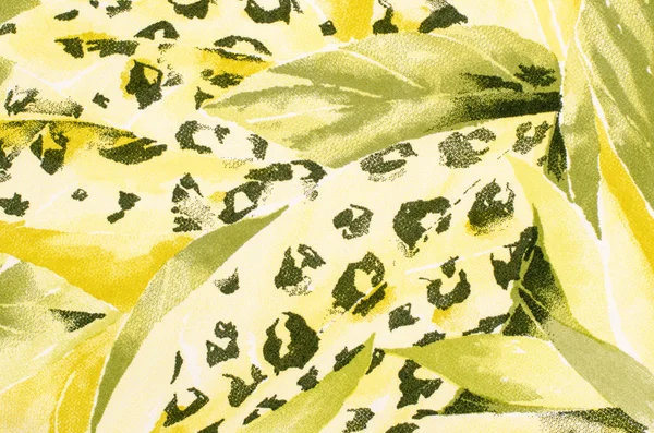Grön leopardmönster och gula blad på material. — Stockfoto