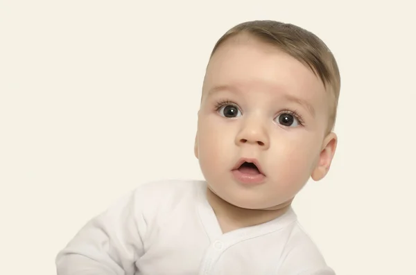 Lindo bebé chico buscando sorprendido . — Foto de Stock