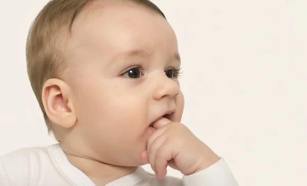 Αξιολάτρευτο μωρό πορτραίτο με το χέρι στο στόμα. — Φωτογραφία Αρχείου