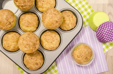 Muffins içinde bir tepsi üzerinde renkli peçete.