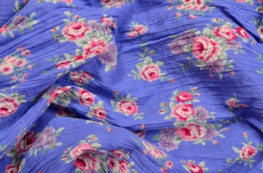 Çiçek desenli kumaş üzerine buruşuk. 