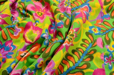 Çiçek desenli kumaş üzerine buruşuk. 