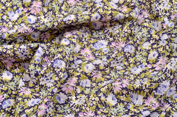 Çiçek desenli kumaş üzerine buruşuk. 