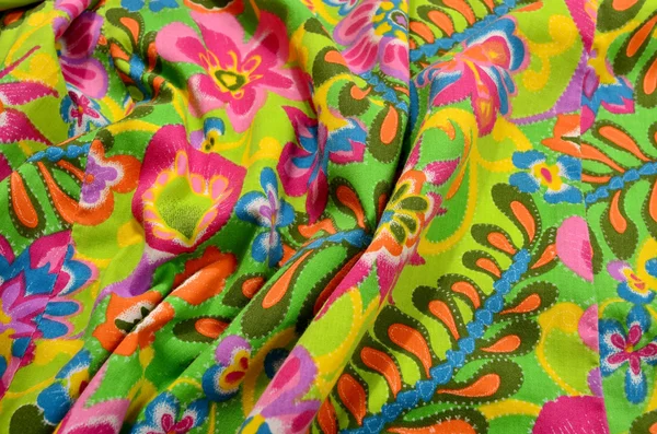 Çiçek desenli kumaş üzerine buruşuk. 