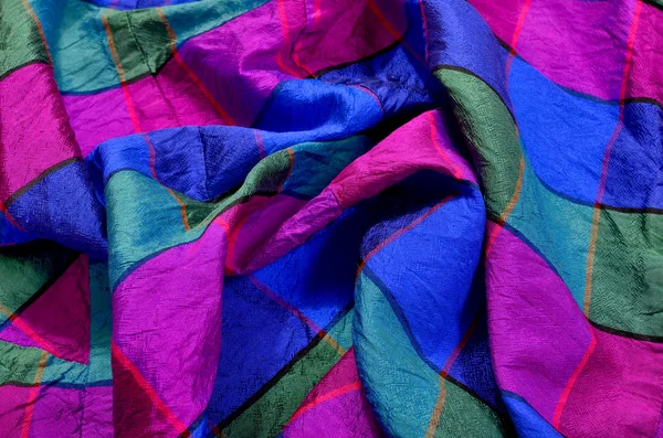Смятая проверенная ткань. Зеленый, зеленый и пурпурный — стоковое фото