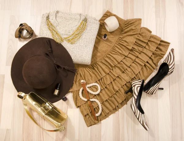 Pull d'hiver et jupe en cuir avec accessoires disposés sur le th — Photo