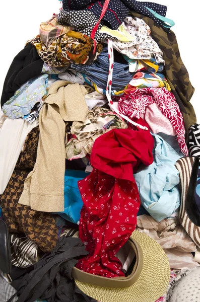 Close-up op een grote stapel van kleding en accessoires gegooid op de grond. — Stockfoto