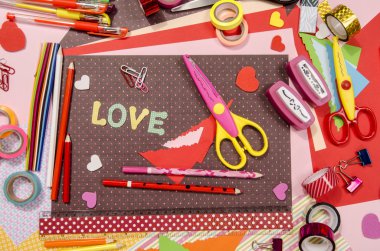 Saint Valentine's için sanat ve el sanatları malzemeleri. 