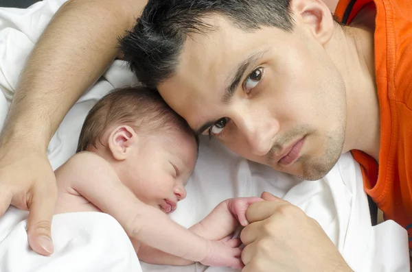 Pai amoroso segurando seu bebê recém-nascido . — Fotografia de Stock