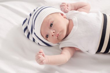 Güzel bebek beyaz sayfalarda yalancılık aşağı. 