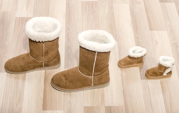 Paire de bottes hiver femme et similaire paire de bottes enfant . — Photo