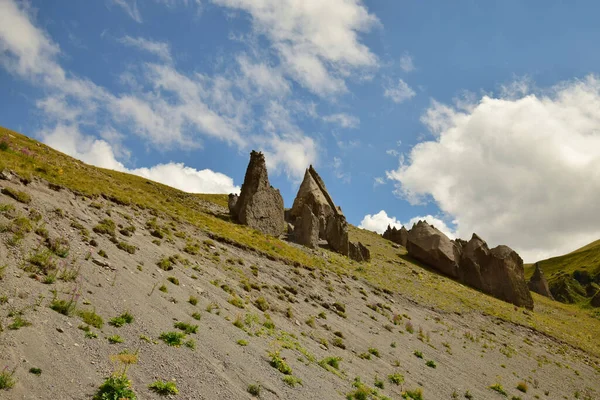 Kuzey Kafkasya Dağlarındaki Narzan Vadisinde Büyük Antik Kayalar Taş Tepeler — Stok fotoğraf