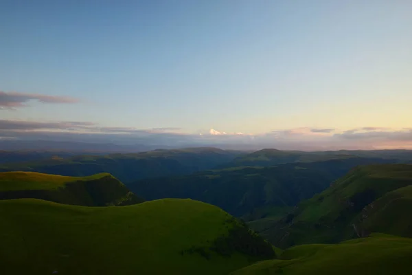 Utsikt Över Kvällsbergen Och Elbrus Vid Solnedgången Från Shidzhatmaz Högplatå — Stockfoto