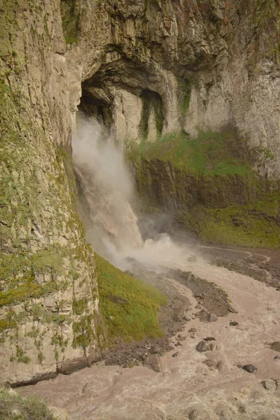 Vista Monumento Natural Cachoeira Montanha Karakaya Uma Rocha Desfiladeiro Dzhily — Fotografia de Stock