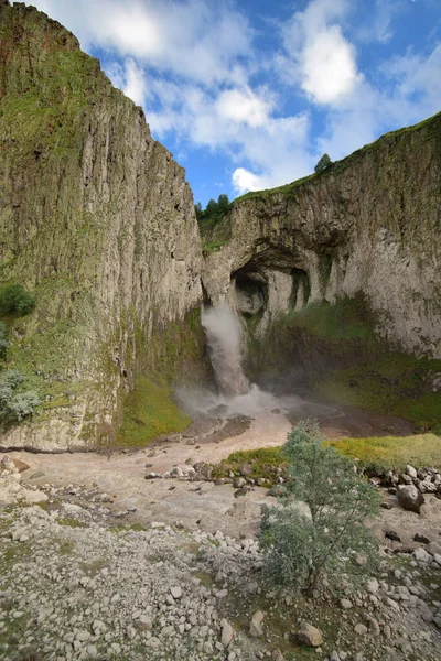 Vista Cachoeira Caucasiana Karakaya Uma Rocha Com Vegetação Verde Bétula — Fotografia de Stock