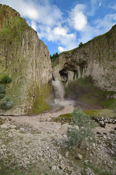 Vista Grande Cachoeira Montanha Karakaya Uma Rocha Com Vegetação Verde — Fotografia de Stock