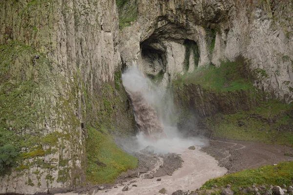 Panorama Cachoeira Montanha Karakaya Rocha Com Vegetação Verde Área Dzhily — Fotografia de Stock