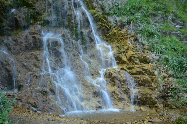 Vista Cachoeira Caucasiana Com Água Mineral Glacial Uma Rocha Com — Fotografia de Stock