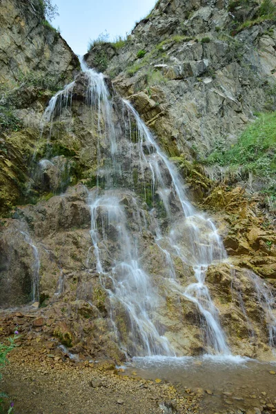 Utsikt Över Det Kaukasiska Vattenfallet Klippa Med Vegetation Dzhily Området — Stockfoto