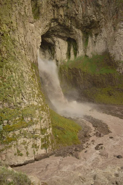 Cachoeira Grande Montanha Caucasiana Karakaya Uma Rocha Com Vegetação Verde — Fotografia de Stock