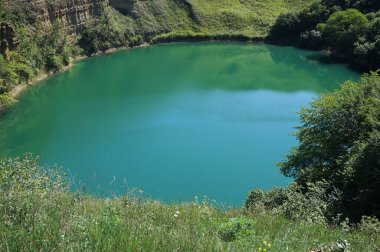 Kuzey Kafkasya dağlarındaki Kabardino-Balkaria 'nın Zolsk bölgesinde yaz aylarında yeşil bitki örtüsüyle çevrili olan Alp Karst Dağı Panoraması                               